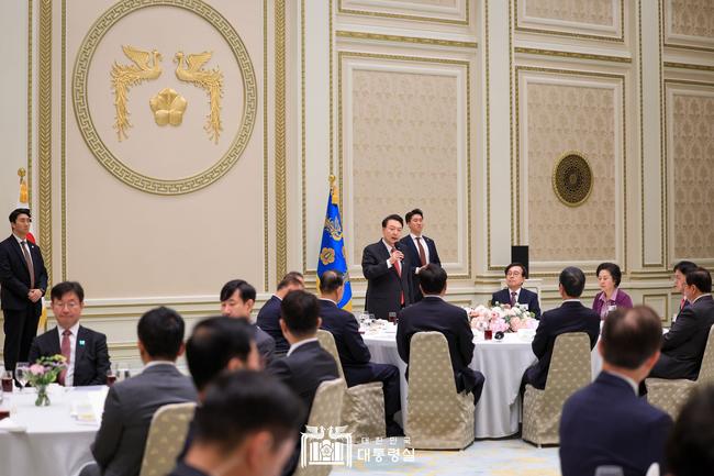 尹 대통령, 여당 의원들과 오찬...당과 국민 위해 헌신·노력한 의원 격려