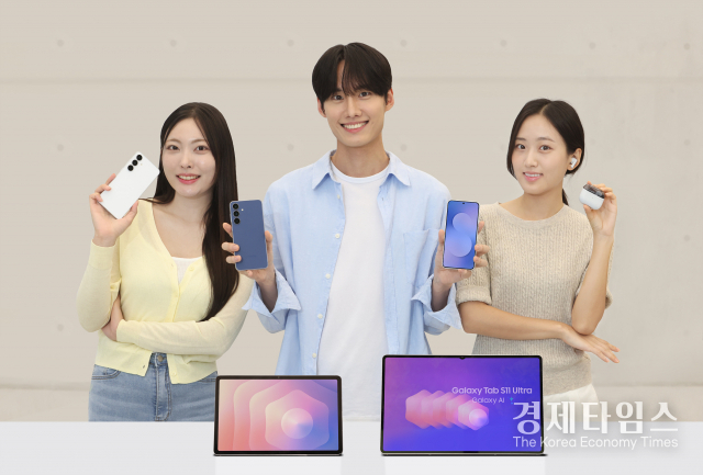 삼성전자 모델이 19일 국내 출시하는 ‘갤럭시 S25 FE’, ‘갤럭시 탭 S11 시리즈’, ‘갤럭시 버즈3 FE’를 소개하고 있다. /사진=삼성전자