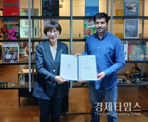경기도젠더폭력통합대응단 이성은 단장(오른쪽)이 통번역 지원단원에게 위촉장을 수여하고 있다. /사진=경기도젠더폭력통합대응단)