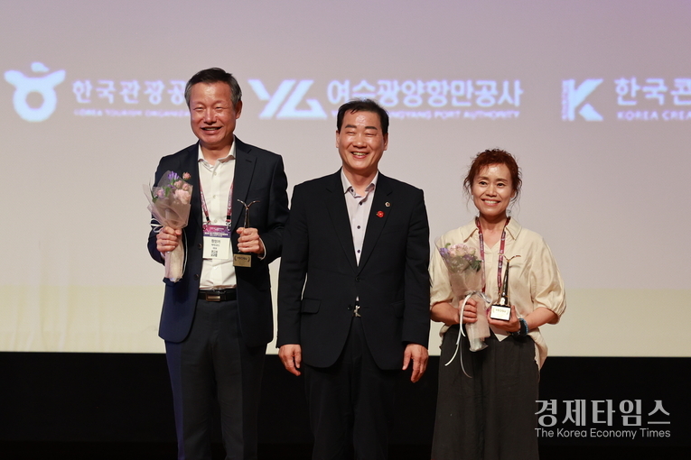 시상식 ...정기명 여수시장, 강애심, 정인기 배우./사진=㈜에이티나우