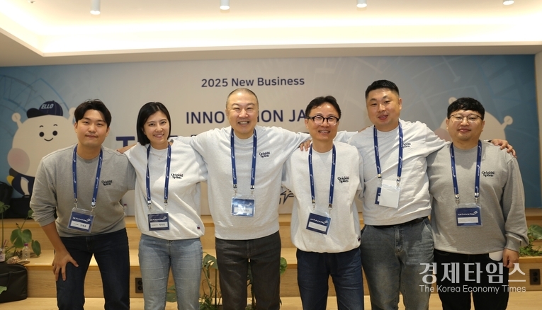 9월 26일 안양 LS타워에서 개최된 LS Future Day에서 구자은 LS그룹 회장(왼쪽부터 3번째)이 ‘Innovation JAM Final Pitch’에 참여한 임직원들과 함께 기념사진을 촬영하고 있다./사진=LS