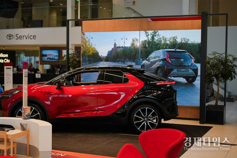 삼성전자가 스페인 산티아고 데 콤포스텔라에 위치한 ‘토요타(TOYOTA)’ 매장에 스마트 사이니지를 공급했다. /사진=삼성전자