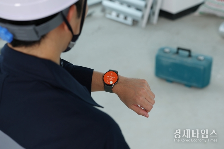삼성전자 모델이 ‘스마트싱스 프로 안전 관리 솔루션(SmartThings Pro for Safety)’이 적용된 ‘갤럭시 워치’ 알림을 확인하고 있다./사진=삼성전자