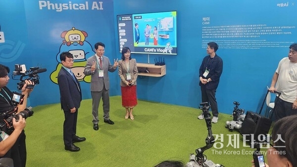 30일 서울 강남구 코엑스에서 열린 SLW 2025 의 MBC-마음AI 공동 부스에서 오세훈 서울특별시장(왼쪽에서 두 번째)과 안형준 MBC 대표이사(왼쪽에서 첫 번째)가 마음AI의 방송미디어 로봇 CAMI를 체험하고 있다. /사진=마음AI