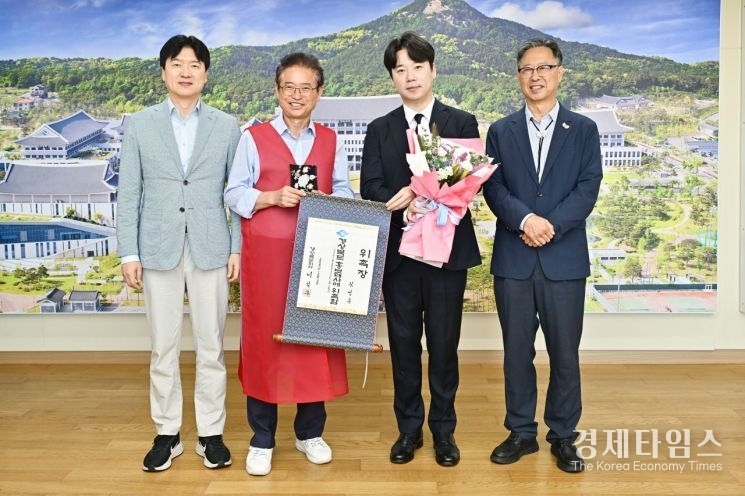 이철우 경북지사(왼쪽 2번째)가 가수 권영훈(오른쪽 2번째)에게 홍보대사 위촉장을 수여하고 있다./사진=경상북도