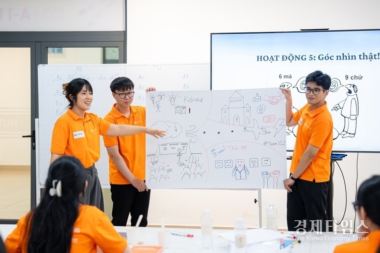 한화생명 대학생 금융멘토단’을 육성해, 베트남 청소년과 여성 등 금융 취약계층을 대상으로 올바른 금융 지식을 전하는 활동을 성공적으로 진행했다./사진=한화생명