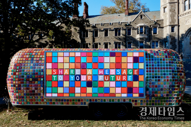 삼성전자가 한글날을 맞아 뉴욕한국문화원, 세계적인 설치미술가 강익중 작가와 함께 미국 예일, 코넬, 프린스턴 등 6개 대학을 순회하며 한글의 아름다움과 가치를 알리는 '한글 트럭' 프로젝트를 진행했다고 9일 밝혔다. (미국 동부 대학교를 방문한 한글 트럭 ) /. 사진=삼성전자<br>