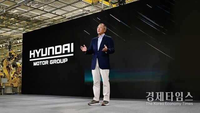 지난해 기아 오토랜드 광명의 국내 첫 전기차 전용공장에서 열린 신년회에서 새해 메시지를 전하고 있는 정의선 회장. /사진=현대차그룹