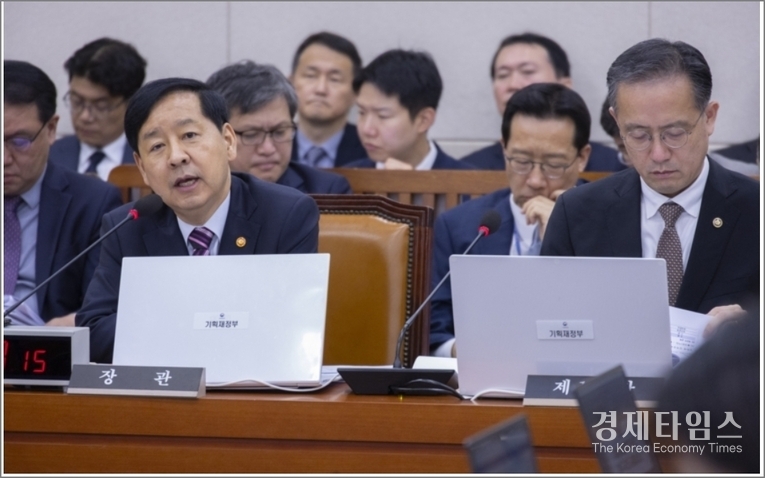 구윤철 경제부총리 겸 기획재정부 장관이 14일 오전 서울 여의도 국회에서 열린 기획재정위원회 국정감사에서 의원들의 질의에 답변하고 있다