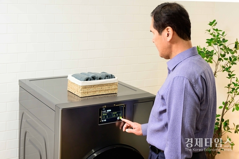 삼성전자가 15일 ‘흰지팡이의 날’을 맞아 시각장애인과 저시력자를 위한 AI 가전 매뉴얼 ‘모두를 위한 사용법’을 공개했다./ 사진=삼성전자
