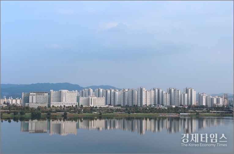 시장에서는 이번 부동산 규제가 ‘현금 부자 중심의 양극화 심화’로 이어질 수 있다고 본다.