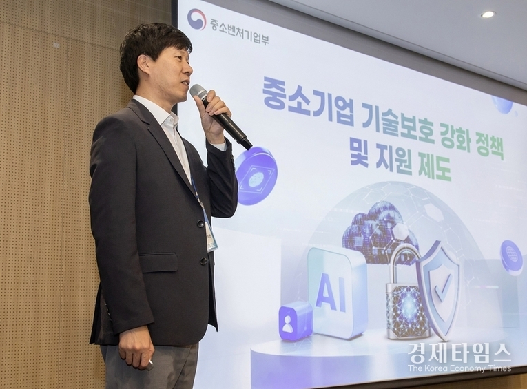 15일 경기도 수원컨벤션센터에서 개최된 ‘2025 우수기술 설명회’에서 중소벤처기업부 차상훈 사무관이 특강을 하고 있다./사진=삼성전자