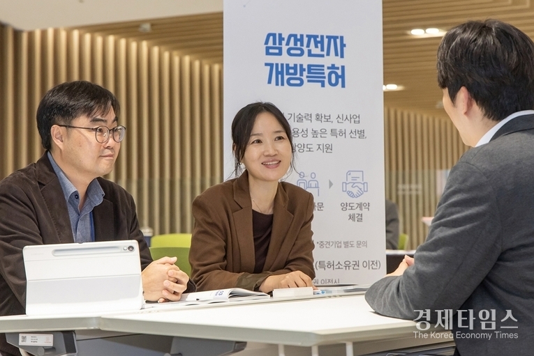 15일 경기도 수원컨벤션센터에서 개최된 ‘2025 우수기술 설명회’에서 삼성전자 관계자와 협력회사 참석자들이 특허 무상 이전 상담을 진행하고 있다./사진=삼성전