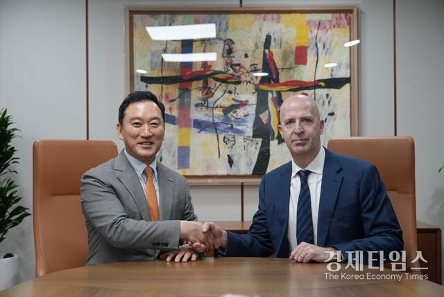 김성환 한국투자증권 사장(왼쪽)과 댄 왓킨스(Dan Watkins) JP모간 아시아태평양 CEO가 16일 서울 여의도 한국투자증권 본사에서 만나 전략적 비즈니스 협력방안을 논의했다. /사진=한국투자증권 제공