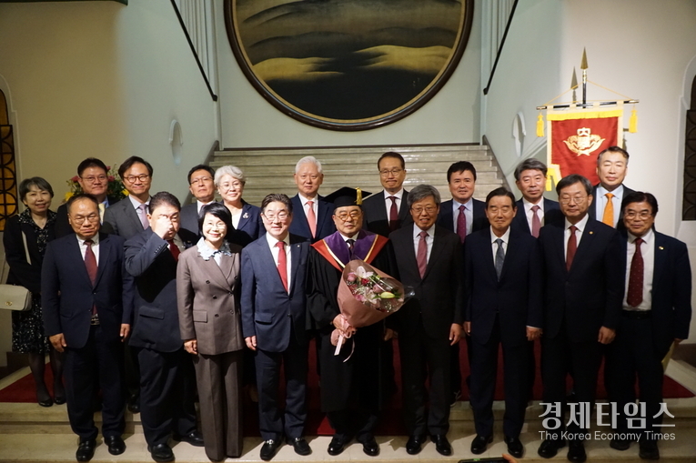 구자열 LS 이사회 의장(앞, 왼쪽부터 5번째)이 18일, 와세다대로부터 명예 법학박사 학위를 받고 기념 촬영을 하고 있다. /사진=LS그룹