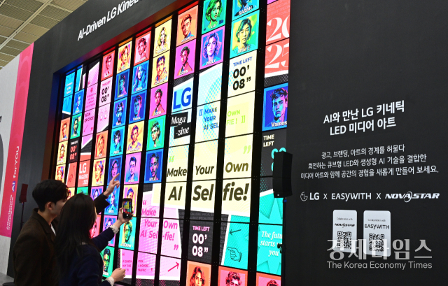 서울 코엑스에서 열리는 ‘제56회 한국전자전’ LG전자 부스에서 관람객들이 LED 사이니지와 거울을 활용해 만든 88개 정육면체 모듈이 다채롭고 역동적인 움직임을 연출하는 ‘키네틱(움직이는) LED’를 감상하고 있다. /사진=LG전자