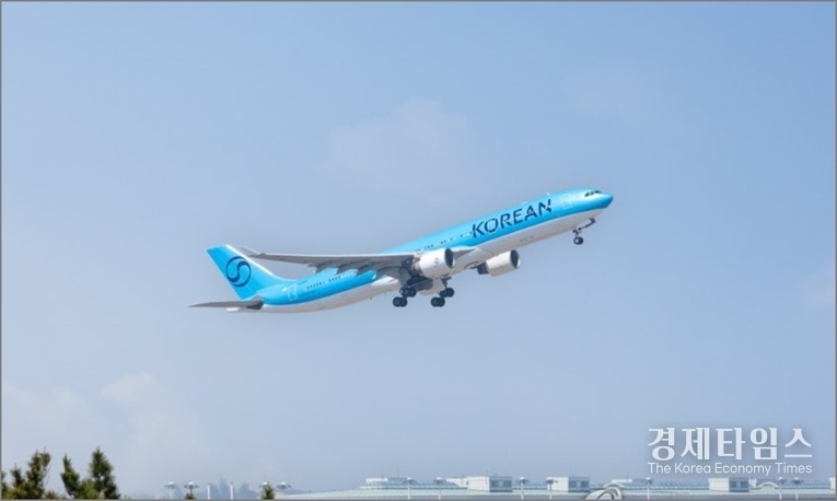 대한항공 A330-300.<em> </em>대한항공은 이번 웨스트젯 지분 인수를 통해 북미 및 중남미 노선 확대의 교두보를 마련한다는 전략이다. /대한항공 제공