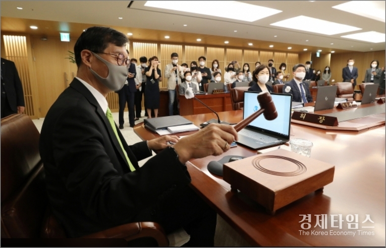 최근 원/달러 환율은 1,430원선을 넘나들며 불안한 흐름을 이어가고 있다.