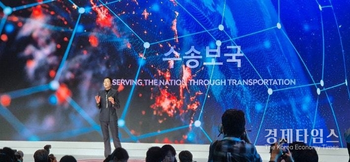 조현민 한진 사장이 '그룹 VISION 2045'를 발표 하고 있다. /사진=한진그룹 