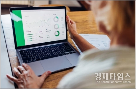 170만 명의 여성 이용자를 보유한 ‘<strong>핑크다이어리’</strong>와 같은 플랫폼은 건강관리에서 시작해 금융·교육·소비 추천으로 영역을<br>
확장하고 있다. /게티이미지