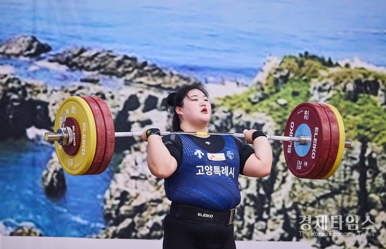 3관왕에 오른 역도 박혜정 선수가 바벨을 들어올리는 모습 /사진=SKT