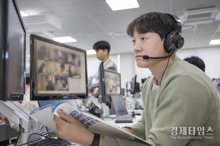 10월 18일 삼성전자 인재개발원(경기도 수원)에서 삼성전자 감독관이 삼성직무적성검사 응시자를 대상으로 예비 소집을 진행하는 모습./사진=삼성전자