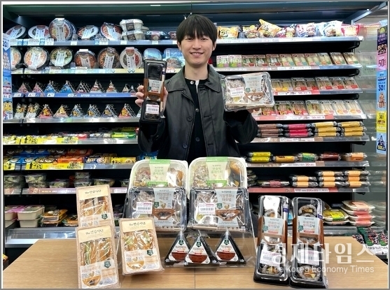 CU가 출시하는 건강 중심 간편식 라인업 ‘더건강 시리즈’ 하반기 신제품을 모델이 소개하는 모습  /BGF리테일 제공