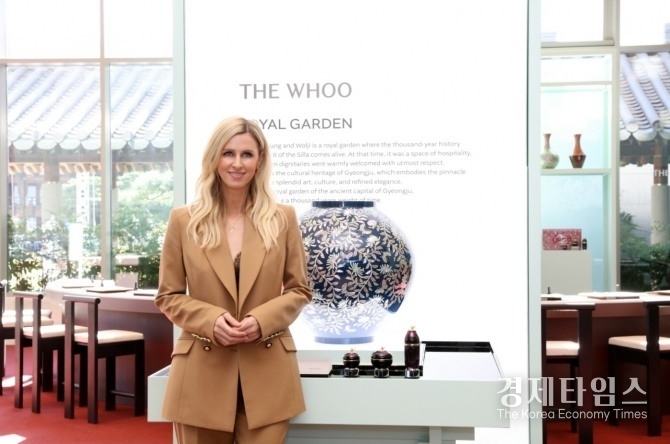 지난 27일 LG생활건강 더후 아트 헤리티지 라운지 행사장을 방문한 니키 힐튼./사진=LG생활건강