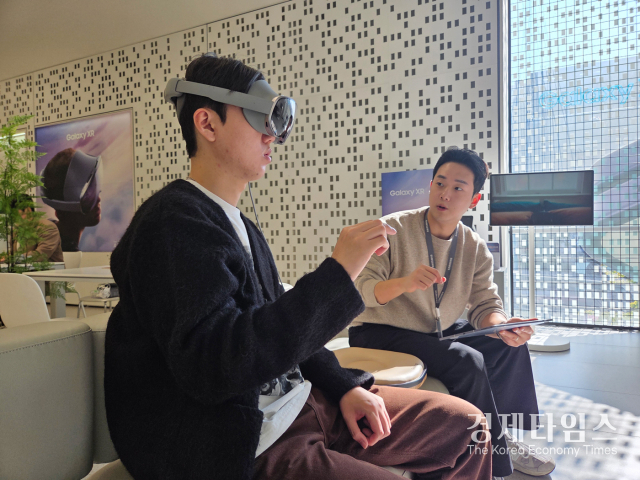 삼성스토어 홍대에서 헤드셋 형태의 모바일 기기 ‘갤럭시 XR’을 체험하는 모습. /사진=삼성전자