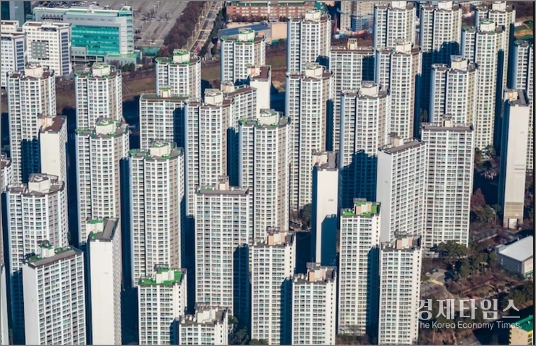 서울은 신규 주택 부지 확보가 한계에 달한 상황에서 유휴 오피스 빌딩의 활용이 현실적인 공급 확충 대안으로 부상하고 있다.