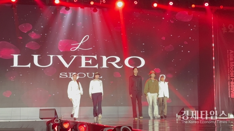 ‘그래핀텍스 패션쇼’는 단순한 런웨이를 넘어 기술과 예술, 과학과 감성의 융합 무대로 주목받았다.