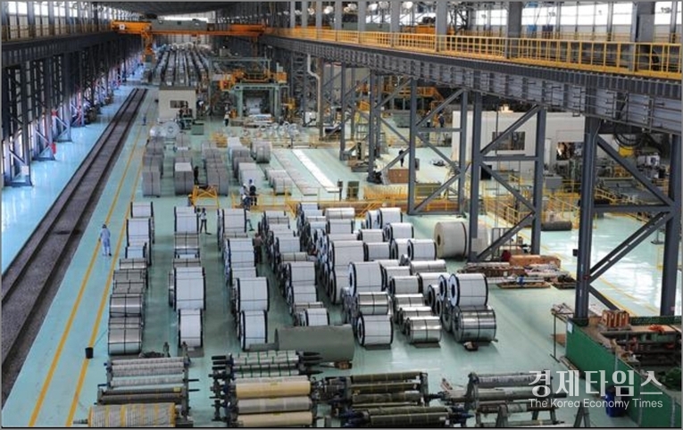 현대제철은 건설경기 둔화로 철근·형강류 판매가 부진했음에도, 자동차용 강판과 고급 구조재 등 수익성이 높은 제품군 비중을 확대하며 실적 방어에 성공했다.