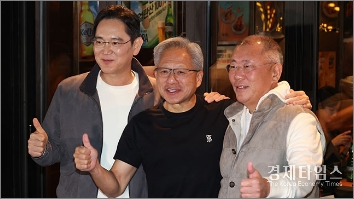  젠슨 황 엔비디아 최고경영자(CEO)가 10월30일 오후7시20분 서울 강남구 삼성동 '깐부치킨에서 이재용 삼성전자 회장, 정의선 현대차그룹 회장과 ‘소맥’ 러브샷을 하며 ‘치맥’ 회동을 가졌다. 