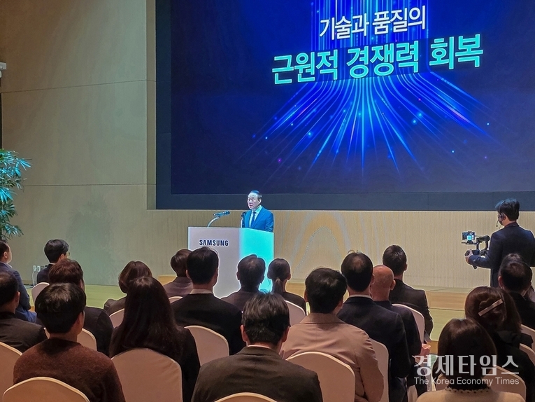 31일 삼성전자 수원 디지털시티에서 열린 삼성전자 창립 56주년 기념식에서 기념사를 전하는 전영현 대표이사 부회장./사진=삼성전자