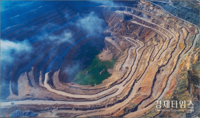 희토류는 이름과 달리 매장량 자체는 부족하지 않은 편이나, 영구자석의 필수 원료인 <strong>네오디뮴(Nd), 프라세오디뮴(Pr), 디스프로슘(Dy), 터븀(Tb)</strong>을 포함한 원소는 한 곳에 집중된 광맥을 찾기가 매우 까다롭고 홑원소로의 추출이 매우 어럽다. 