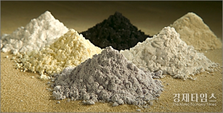 희토류란 '희귀한 흙(Rare Earth)'이라는 뜻으로, 원소기호 57번부터 71번까지의 제 3B족에 해당하는 란탄 계열 원소와 스칸듐, 이트륨을 포함한 총 17개의 원소를 의미한다. 