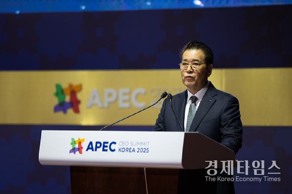장인화 포스코그룹 회장이 지난 30일 경주 예술의전당에서 진행된 APEC CEO 서밋서 기조연설을 하고 있다. /사진=포스코