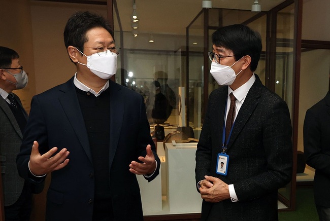 문화체육관광부 황희 장관은 18일 진천 국가대표선수촌에서 열린 '2021년 국가대표 선수단 훈련 개시식'에 참석해 국가대표 선수와 지도자들을 격려했다. 사진은 14일 국립민속박물관 현장 방문 당시. (사진=문화체육관광부)