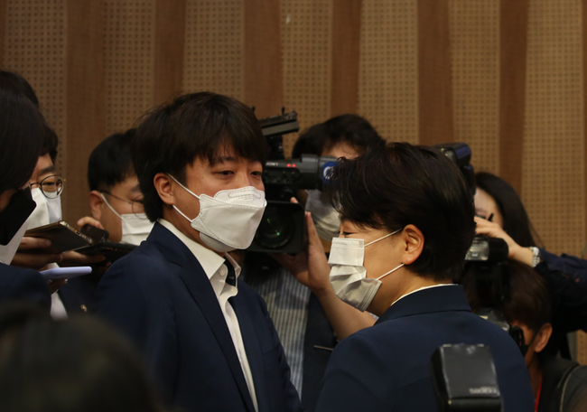 기자회견을 마치고 내려온 윤 의원에게 사퇴를 만류하던 이준석 대표는 끝내 눈물을 보였다.