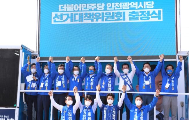 민주당은 19일 오전 8시 이재명 후보가 출마한 `계양을`의 계양역 광장에서 `통합선대위` 출정식을 갖고 본격적인 유세전에 돌입했다.