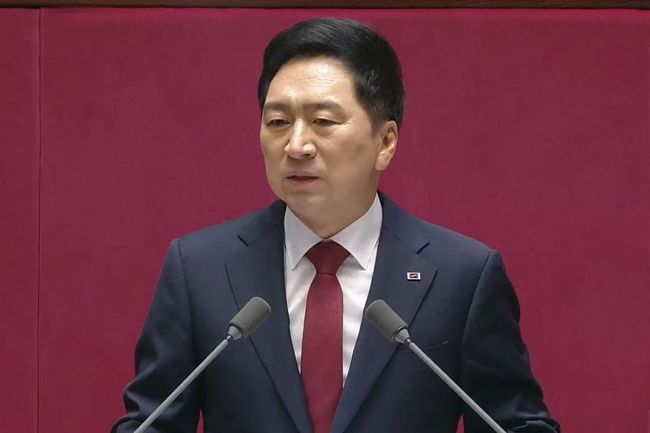김기현 국민의힘 대표는 20일 오전 국회 본회의 교섭단체 대표연설에서 국회의원 정수 10% 감축, 무노동 무임금, 불체포특권 폐지 등 국회 3대 개혁을 추진하겠다고 밝혔다.