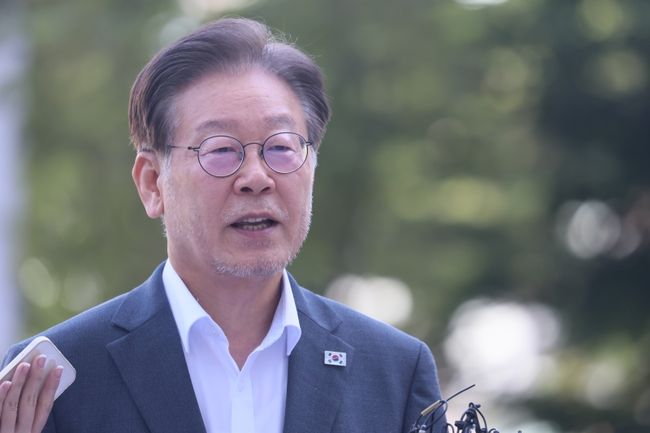 `쌍방울그룹 대북 송금` 의혹과 관련해 이재명 더불어민주당 대표가 9일 경기도 수원시 영통구 수원지방검찰청에 피의자 신분으로 조사를 받기 위해 출석하고 있다.