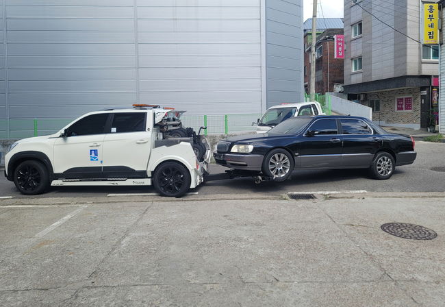 수원시가 무단방치 차량을 견인하고 있다.