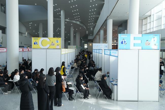 광주시가 일자리 부조화 해소를 위해 지역 구직 청년과 구인 기업을 연결해주는 `드림 만남의 날` 행사에 청년구직자 2132명이 몰렸다.