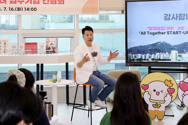 오언석 도봉구청장이 도봉구 청년 창업센터 입주 청년들과 대화를 나누고 있다