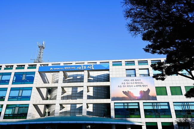 시흥시(시장 임병택)는 노후 주택에서 발생하는 녹물 출수로 인해 불편을 겪고 있는 시민을 대상으로 `녹물 없는 우리 집 수도관 개량지원사업`을 추진한다.