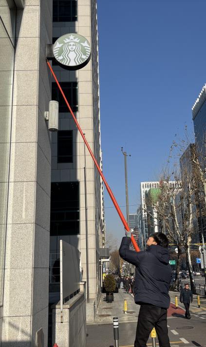 서울 서초구는 겨울철 대설과 강풍 등으로 인한 사고를 막기 위해 민관합동으로 옥외광고물 안전점검을 실시했다고 밝혔다.