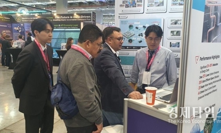 AI가 찾고 로봇이 고친다…로보로드, 道路 보수 혁신