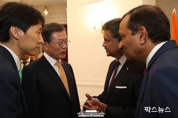 마힌드라 회장을 만난 문재인 대통령.