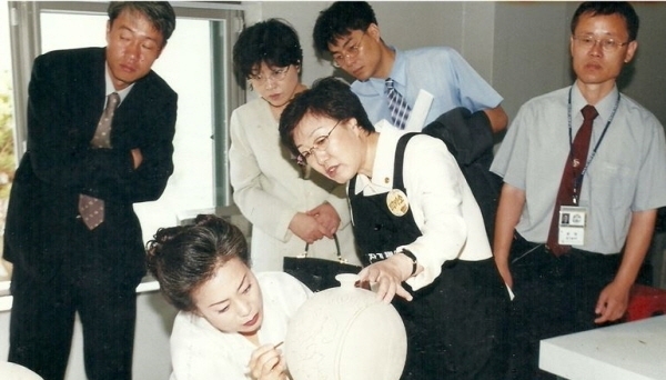 ‘남북 통일의 항아리’ 제작행사-한명숙 여성부장관과 함께 2001년 9월 13일/사진제공 소정 손유순 도예가